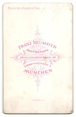 Fotografie Franz Neumayer, München, Portrait Frau mit zusammengebundenem Haar