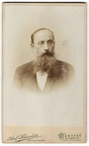 Fotografie Adolf Schindeler, München, Portrait betagter Herr mit Vollbart und Brille