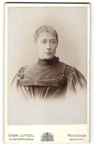 Fotografie Gebr. Lützel, München, Portrait Frau im festlichen Kleid mit zurückgebundenem Haar