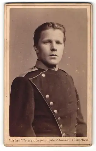 Fotografie Atelier Werner, München, Soldat in Uniform