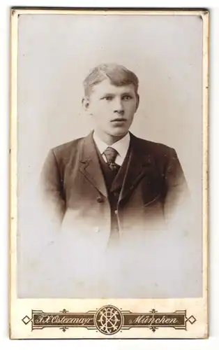 Fotografie F. X. Ostermayr, München, Portrait junger Mann im Anzug mit Krawatte