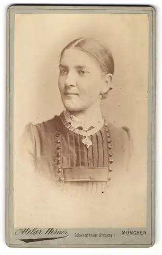 Fotografie Atelier Werner, München, Portrait Frau mit Halskette und zurückgebundenem Haar