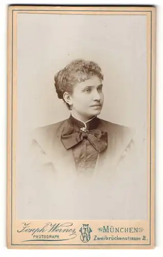 Fotografie Joseph Werner, München, Portrait Frau in festlicher Kleidung und Schleife am Kragen