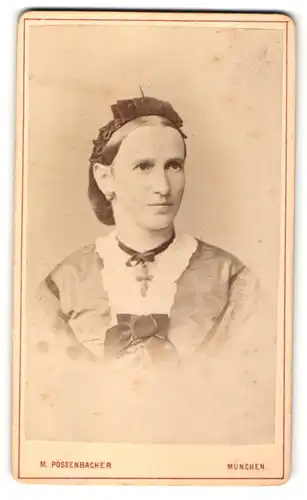 Fotografie M. Pössenbacher, München, Portrait Frau in festlicher Kleidung mit zurückgebundenem Haar