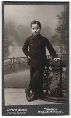 Fotografie Atelier Apollo Alfred Schmidt, München, Portrait kleiner Junge im Anzug