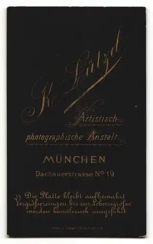 Fotografie K. Lützel, München, Portrait Mann mit Schnauzbart in einer Anzugjacke