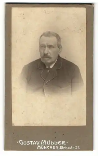 Fotografie Gustav Müller, München, Portrait Mann mit Brille in einer Winterjacke