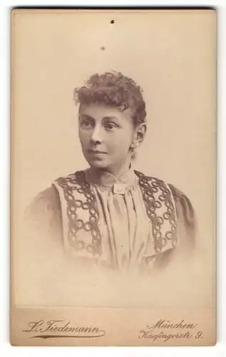 Fotografie L. Tiedemann, München, Portrait Frau in bürgerlicher Kleidung mit zurückgebundenem Haar