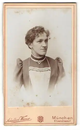 Fotografie Adalbert Werner, München, Portrait Frau in Bluse mit Schürze