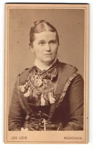 Fotografie Jos. Leeb, München, Portrait Frau mit Halskette in festlicher Bluse