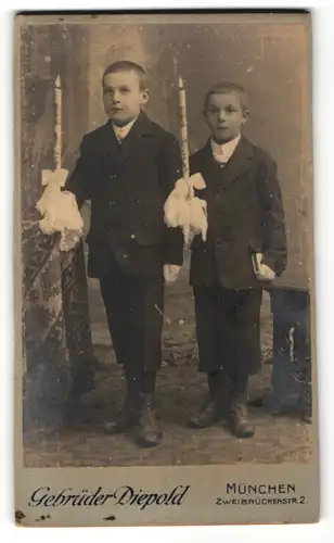 Fotografie Gebrüder Diepold, München, Portrait zweier Jungen im Anzug mit Kerze
