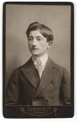 Fotografie Samson & Co., München, Portrait junger Mann im Anzug mit Krawatte