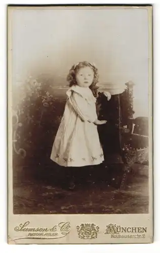 Fotografie Samson & Co., München, Portrait kleines Mädchen im weissen Kleid