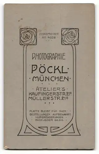 Fotografie Oscar Pöckl, München, Portrait Frau in zeitgenössischer Kleidung mit Halskette