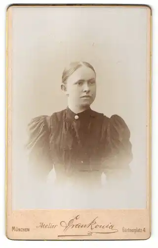 Fotografie Atelier Frankonia, München, Portrait Frau im Kleid mit Puffärmeln und zurückgebundenem Haar