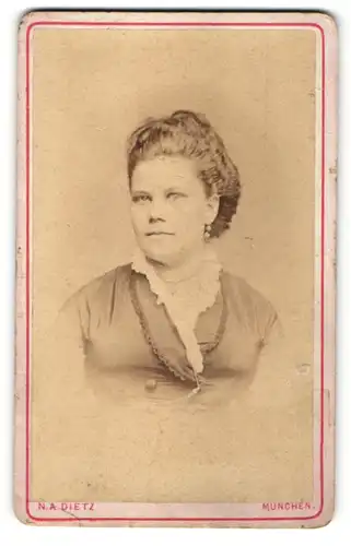 Fotografie N. A. Dietz, München, Portrait Frau in zeitgenöss. Kleidung mit zurückgebundenem Haar