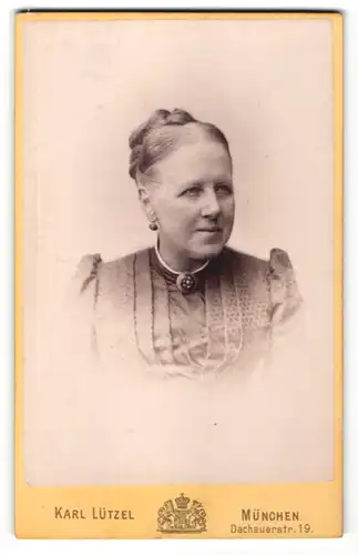 Fotografie Karl Lützel, München, Portrait Frau mit Hochsteckfrisur im Kleid mit Puffärmeln und Kragenbrosche