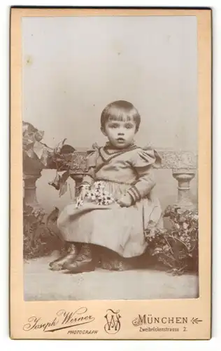 Fotografie Joseph Werner, München, Portrait Kleinkind im karierten Kleid mit Halskette und Blumen
