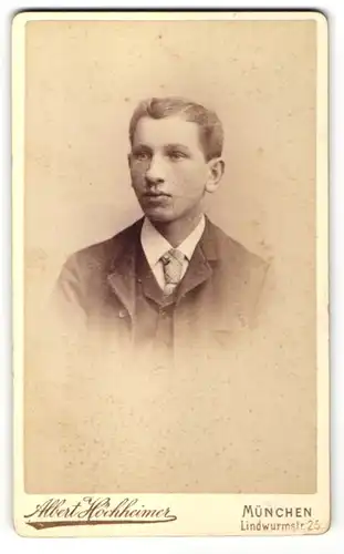 Fotografie Albert Höchheimer, München, Portrait junger Mann im Anzug mit Krawatte