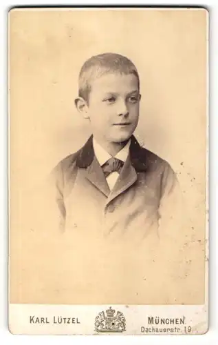 Fotografie Karl Lützel, München, Portrait kleiner Junge in zeitgenöss. Kleidung mit Fliege