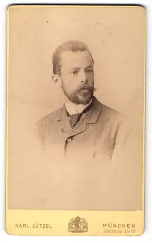 Fotografie Karl Lützel, München, Portrait Mann mit Vollbart im Anzug mit gepunkteter Krawatte
