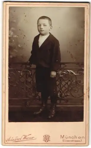 Fotografie Adalbert Werner, München, Portrait kleiner Junge im Anzug