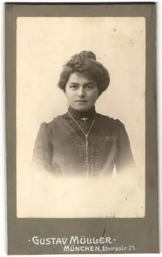 Fotografie Gustav Müller, München, Portrait Frau mit Hochsteckfrisur in bürgerlicher Kleidung mit Halskette
