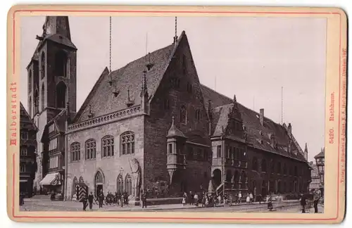 Fotografie Römmler & Jonas, Dresden, Ansicht Halberstadt, Soldaten am Postenhäuschen vor dem Rathaus