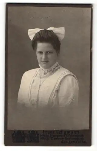 Fotografie Franz Tellgmann, Langensalza, Portrait Frau im Spitzenkleid mit Halskette und Haarschleife