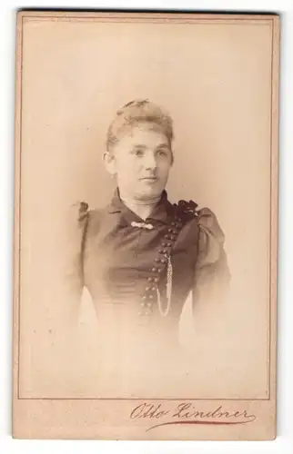 Fotografie Otto Lindndner, Berlin, Portrait junge Frau im bürgerlichen Kleid mit Perlenkette