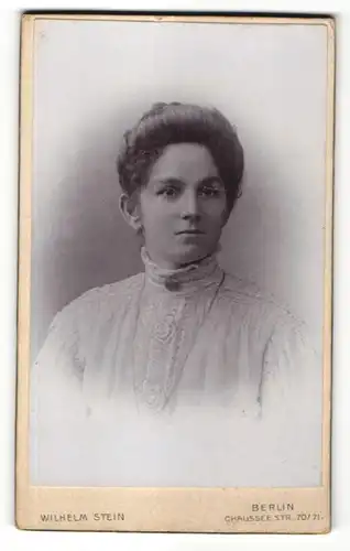 Fotografie Wilhelm Stein, Berlin, Portrait Frau in einer Spitzenbluse mit Hochsteckfrisur