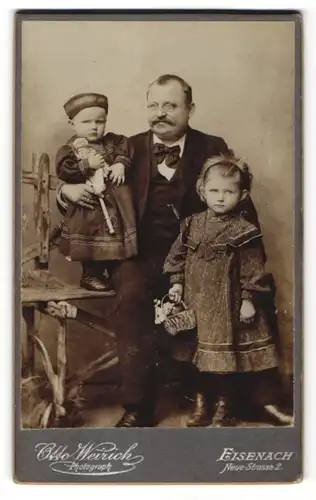 Fotografie Otto Weirich, Eisenach, Portrait Mann mit Brille und zwei Kinder in bürgerlicher Kleidung