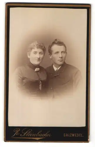 Fotografie R. Steinbacher, Salzwedel, Portrait Paar in bürgerlicher Kleidung