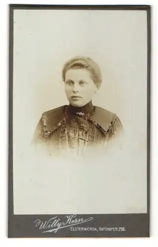 Fotografie Willy Kern, Elsterwerda, Portrait Frau in zeitgenössischer Kleidung mit zurückgebundenem Haar
