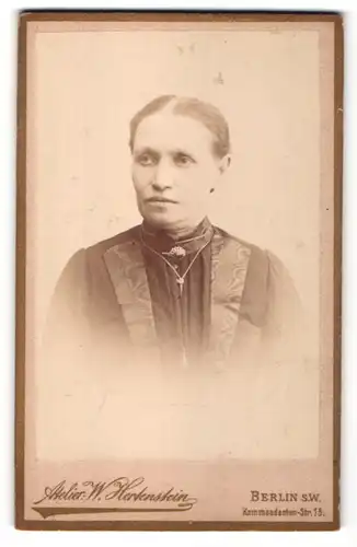 Fotografie W. Hertenstein, Berlin, Portrait Frau in zeitgenössischer Kleidung mit zurückgebundenem Haar