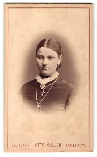 Fotografie Otto Müller, Neu-Ruppin, Portrait Mädchen in einer Rüschenbluse mit Kreuzkette