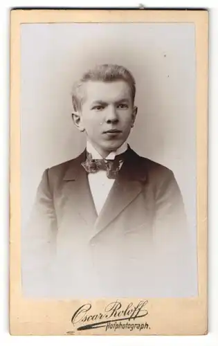 Fotografie Oscar Roloff, Berlin, Portrait blonder Bube mit Fliege im Jackett