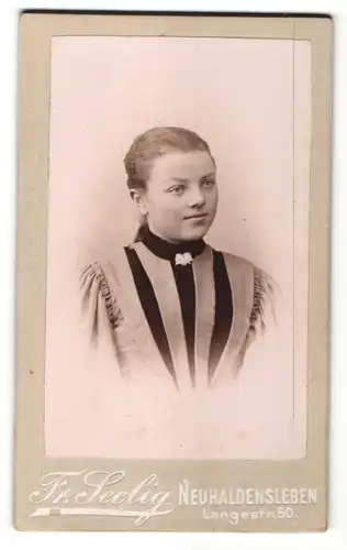 Fotografie Fr. Seelig, Neuhaldensleben, Portrait hübsches junges Mädchen mit Brosche am Kragen