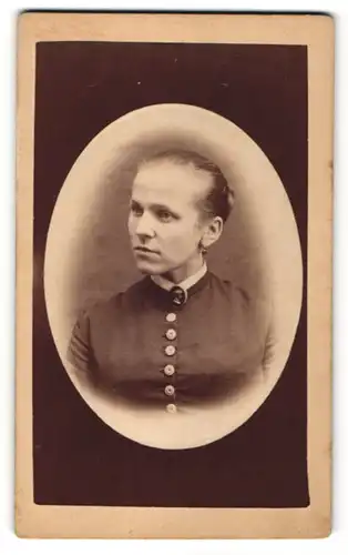 Fotografie F. A. Hacker, Radeberg, Portrait schönes Fräulein mit zurückgebundenem Haar in Bluse mit Knopfleiste