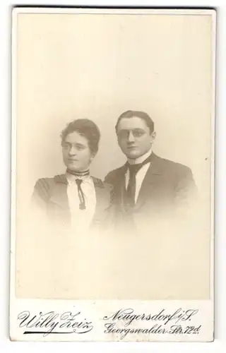 Fotografie Willy Zeiz, Neugersdorf i. S., Portrait hübsches junges Paar in eleganter Kleidung
