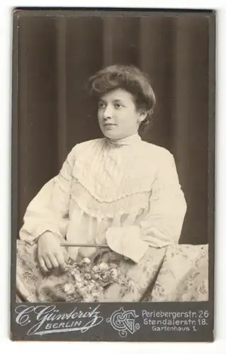 Fotografie C. Günteritz, Berlin, Portrait Frau in weisser Bluse mit Blumen