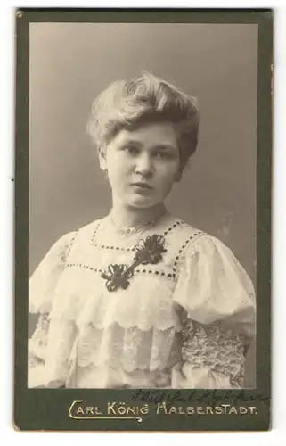 Fotografie Carl König, Halberstadt, Portrait Mädchen im Spitzenkleid mit Halskette