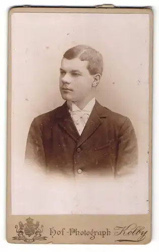 Fotografie Kolby, Plauen i. v., Portrait junger Mann mit Oberlippenbart in einer Anzugjacke