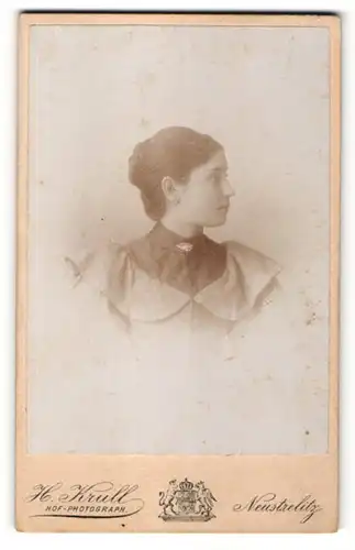 Fotografie H. Krull, Neustrelitz, Portrait Mädchen mit zurückgebundenem Haar in festlicher Kleidung