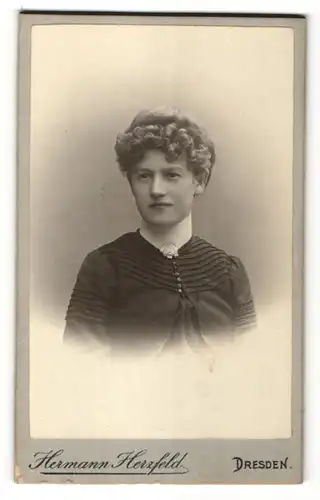 Fotografie Hermann Herzfeld, Dresden, Portrait Mädchen in eleganter Kleidung mit Locken