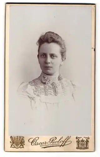 Fotografie Oscar Roloff, Berlin, Portrait Frau in festlicher Kleidung mit zurückgebundenem Haar