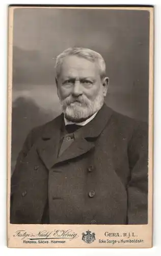 Fotografie E. König, Gera, Portrait älterer Mann mit Vollbart im Mantel