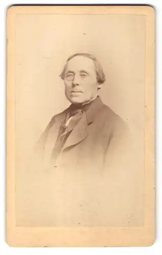 Fotografie L. Belitski, Nordhausen, Portrait Mann in einer Anzugjacke mit Halstuch