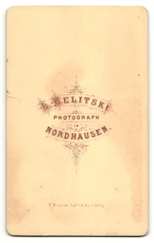 Fotografie L. Belitski, Nordhausen, Portrait Mann in einer Anzugjacke mit Halstuch