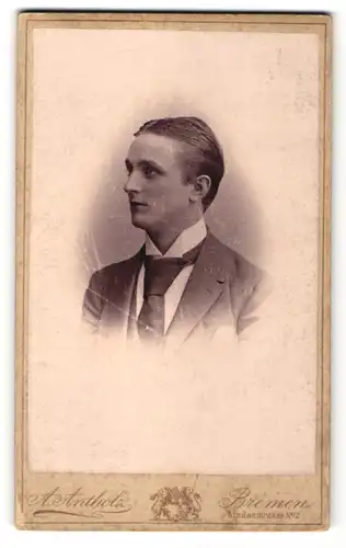 Fotografie A. Antholz, Bremen, Portrait junger Mann im Anzug mit Krawatte